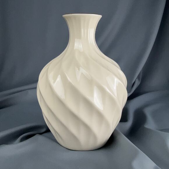 Lenox Ivory Swirl Vase USA 24K Gold Rim 6” Sculptural Ceramic - Picture 1 of 3